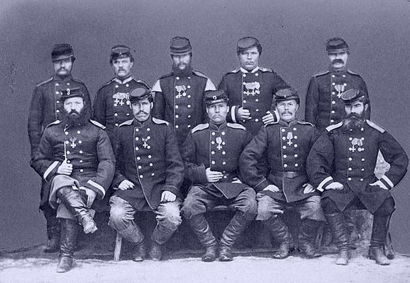 Георгиевские кавалеры - от Ардашева до Раппопорта: Ардашев (на снимке крайний слева, внизу), а Раппопорт (крайний справа, вверху). Ташкент, 1865 г.