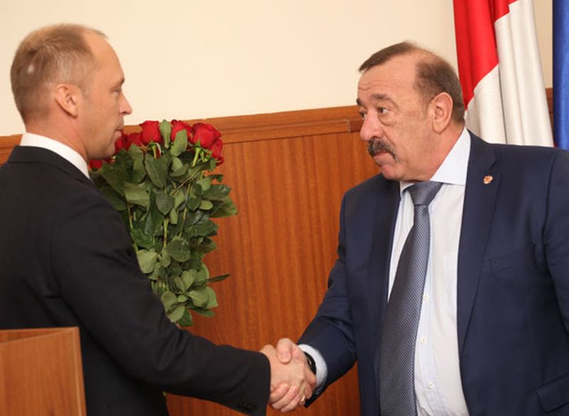 Еще действующий спикер Находки Михаил Пилипенко (справа), успел поздравить нового мэра Находки Андрея Горелова