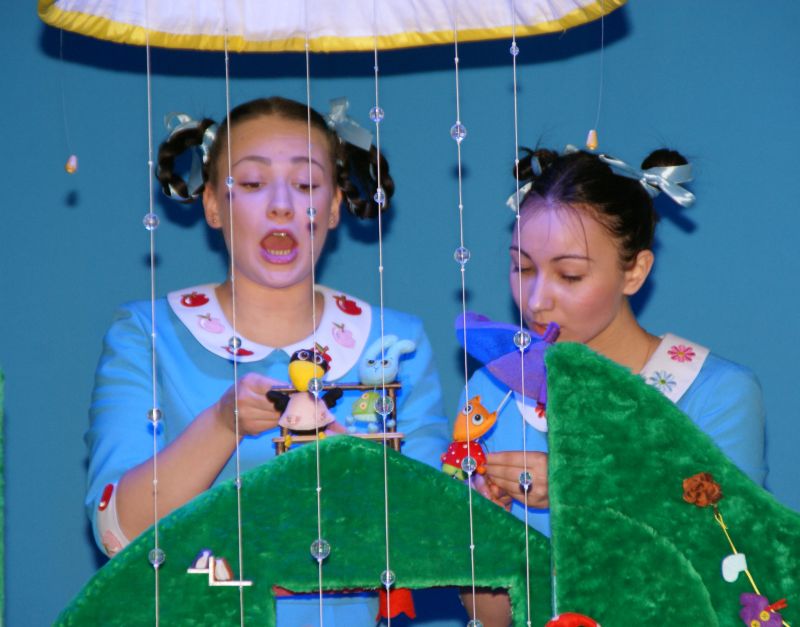 Актрисы Магаданского театра кукол Валерия Сергеева и Лолита Тимко. Премьера спектакля «Сказки маленького Лисенка».