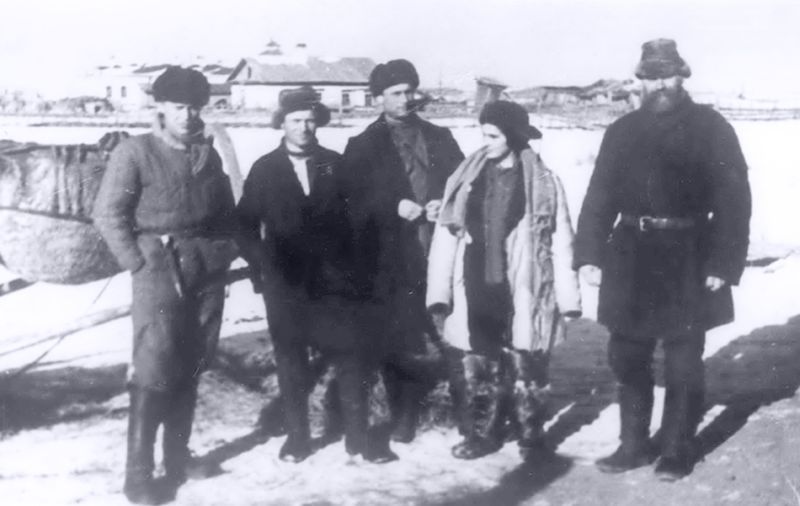 1933 г., Шмаковка. В центре - Фадеев , справа - старый партизан и тигролов Василий Глушак.