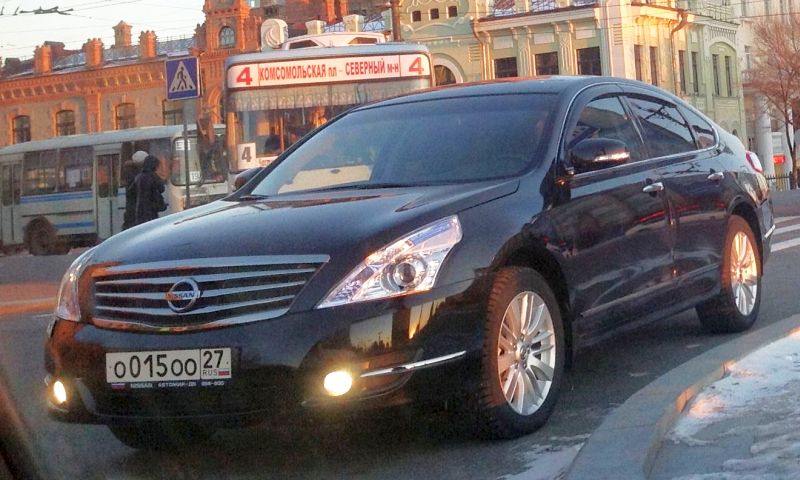 У Олега Леховицера - директора организационного департамента Минвостокразвития - было персональное авто - «Ниссан Теана» с госномером О 015 ОО. И где теперь они?