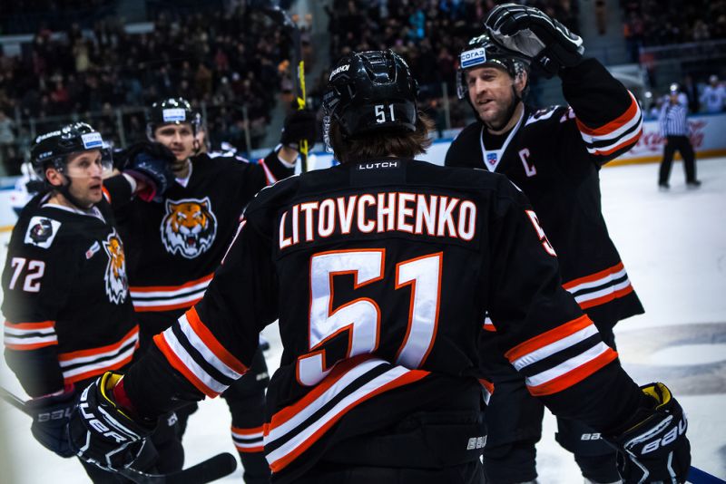 Красивую шайбу забросил Вячеслав Литовченко, правда после этого голов в исполнении хоккеистов «Амура» зрители больше не увидели