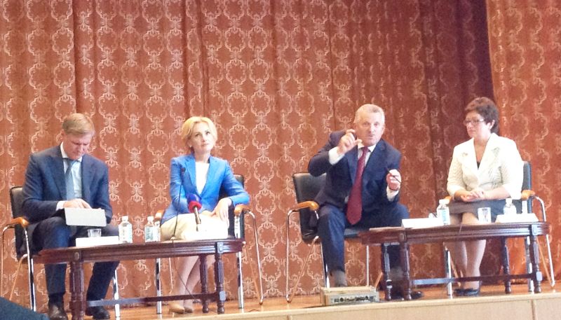 Ирине Яровой (вторая слева) пришлось слушать на сцене в Доме профсоюзов рассуждения губернатора Вячеслава Шпорта (второй справа) о машинах и трамваях в Хабаровске.