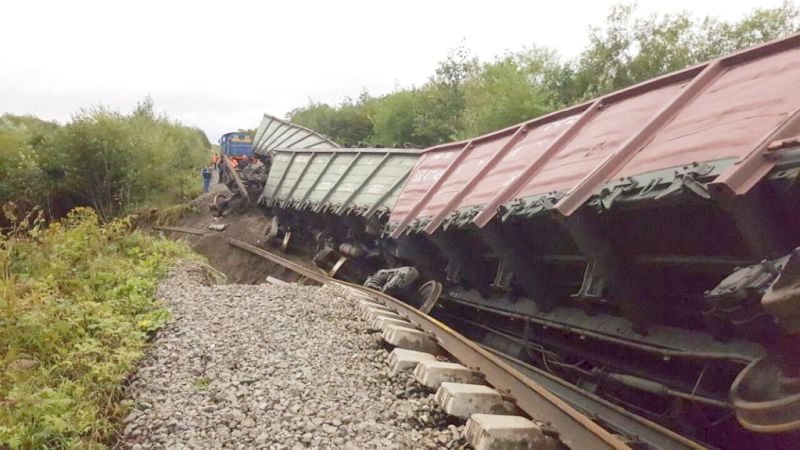 По предварительным данным сход произошел в результате провала железнодорожного полотна вследствие его подмыва