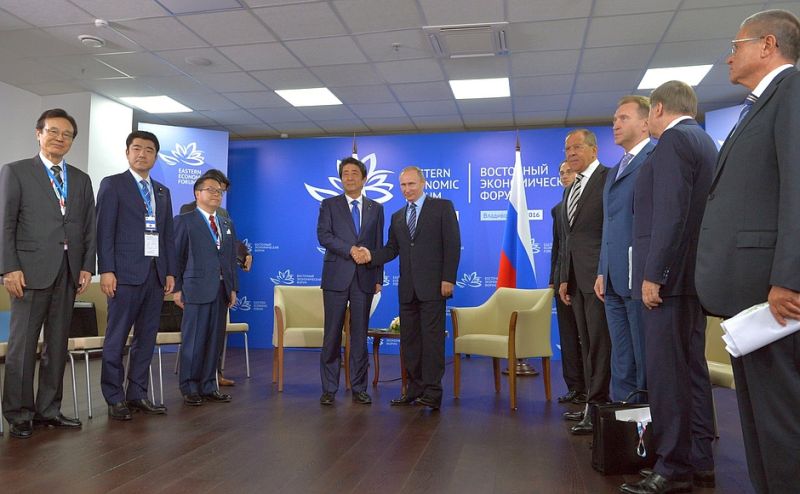 Владимир Путин с премьер-министром Японии Синдзо Абэ.