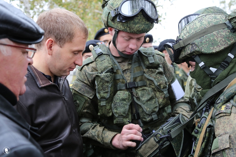 Александр Козлов в окружении военных