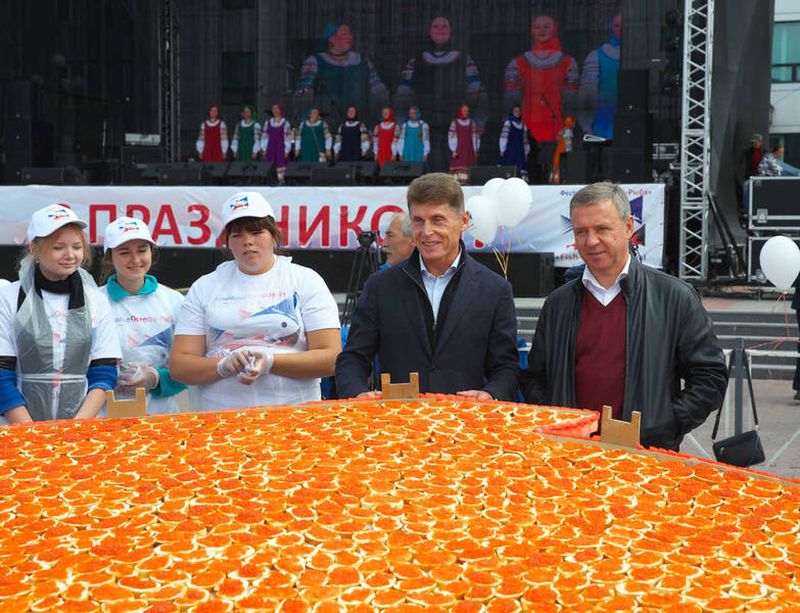 Большой бутерброд с красной икрой на Сахалине