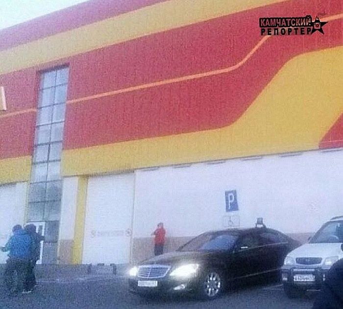 Фото нечеткое, но в госномере автомобиля, по мнению автора, угадывается знаменитый губернаторский номер О 001 ОО. Камчатка.