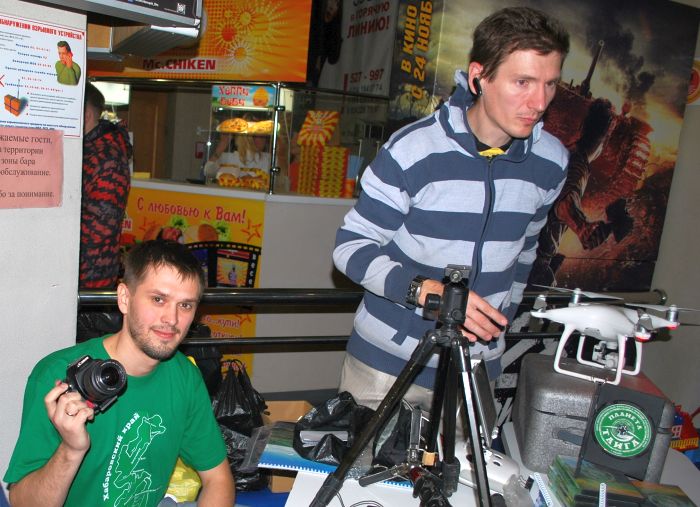 Радиожурналист Дмитрий Матюхин (слева) и экстремальный оператор Андрей Дзюба демонстрируют аппаратуру «Планеты».