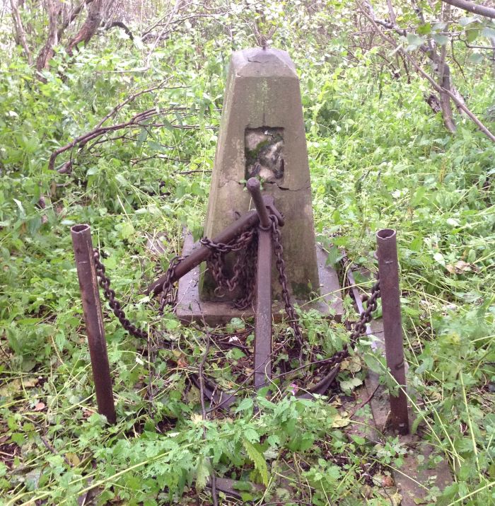 Безымянная могила в п. Лазарев Николаевского района. Октябрь 2015 г.