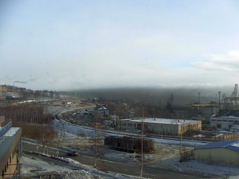 Угольная завеса над поселком Ванино. Идет перевалка угля в порту. Фото Татьяна Седых/ Нажмите, чтобы УВЕЛИЧИТЬ (нажмите, чтобы увеличить)