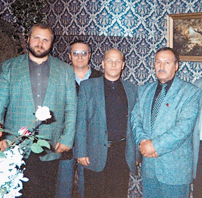 1997 год. Слева направо: атаман "Казачьего братства" Михаил Филин, зам. главреда газеты "Завтра" Владимир Бондаренко, Владимир Податев по кличке Пудель, депутат Госдумы Альберт Макашов