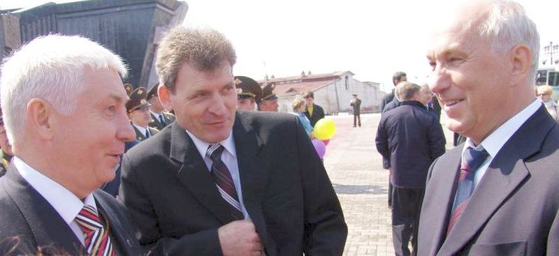 Мэр Хабаровска Александр Соколов (справа) не прочь вспомнить партийную молодость с тогдашним директором Дальневосточного представительства «Российской газеты» Владимиром Ерохиным (слева) - ныне начальником пресс-службы администрации Хабаровска. Да, для кого-то советское время не кончалось! И льготы те же! И места те же! 2006 год./Архив.