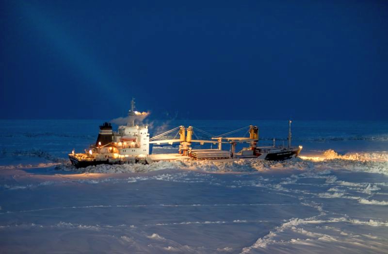 Сухогрузы попали в зону тяжелого льда