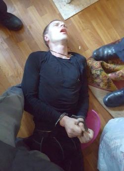 Задержанный в невменяемом состоянии (нажмите, чтобы увеличить)