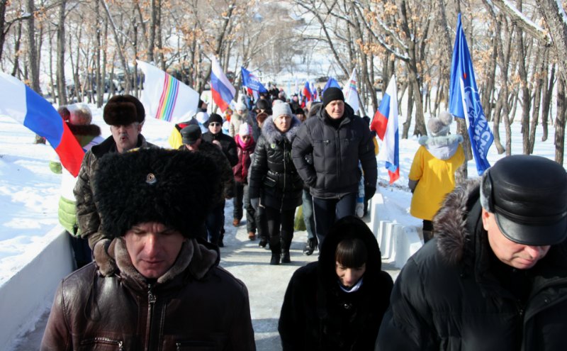 Почтить память погибших и возложить цветы к братской могиле на вершине сопки Июнь-Корань пришли жители ЕАО