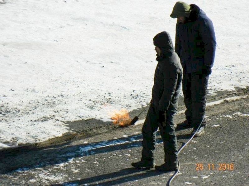 25 ноября 2016 года - растопка снега газовой горелкой для второго слоя асфальта; ночью минус 25 градусов