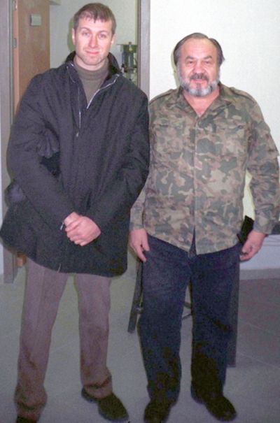 Тогдашний губернатор Роман Абрамович (слева) и Вильдан Долгоаршинных. Анадырь, 2003 (архив)