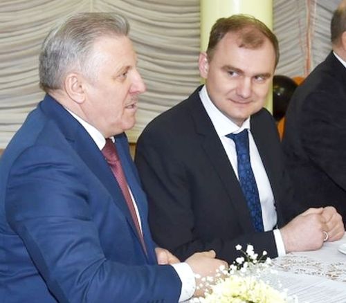 Возможным преемником губернатора Хабаровского края Вячеслава Шпорта станет главный федеральный инспектор по Хабаровскому крaю Виталий Крючков (справа).