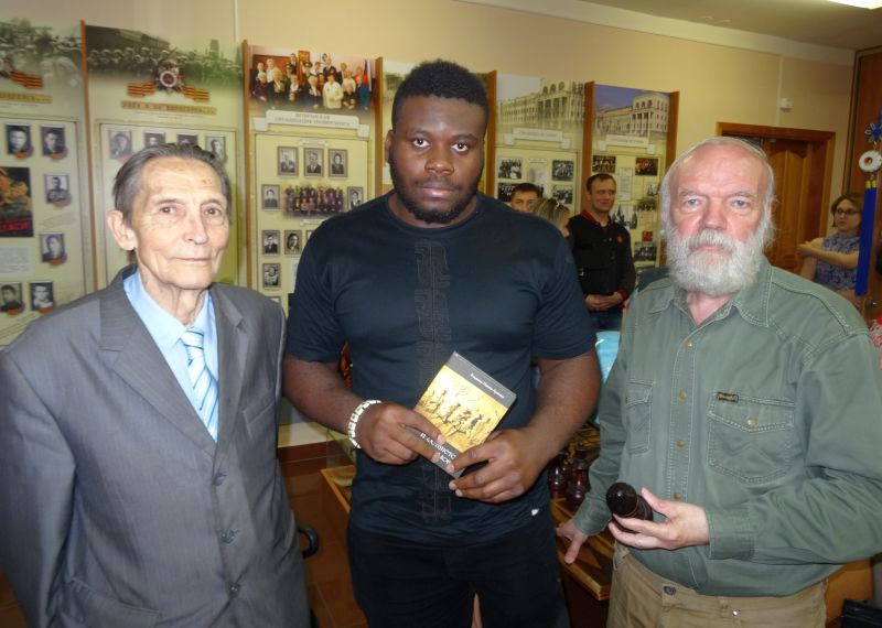 Участники литературной встречи профессор С.И. Красноштанов (слева), студент Нсоедо Угучукву Обинна и писатель В.В. Иванов-Ардашев. 17 мая 2017 года.