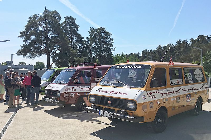 Автопробег «От океана до океана» на трех отреставрированных микроавтобусах РАФ-2203