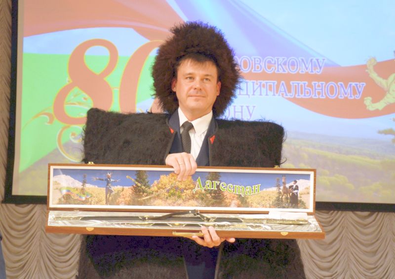 Глава Хабаровского района Денис Удод получил дагестанские подарки
