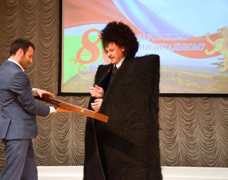 Постпред Бейдулах Исаев разрядил официальную часть поздравления вручением главе Хабаровского района Денису Удоду самобытных подарков