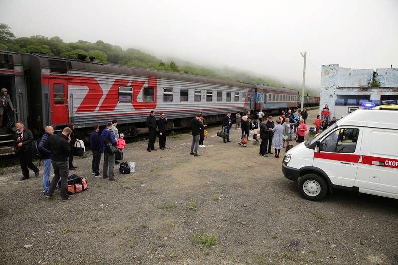 В Макаровском районе эвакуировали пассажиров поезда, который столкнулся с большегрузным автомобилем