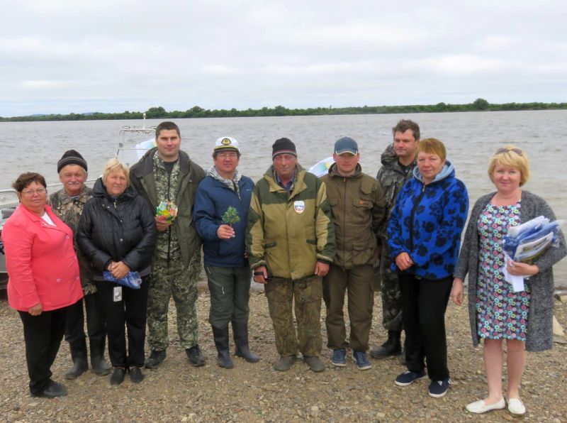 Участники экспедиции с местными жителями. Фото ФГБУ «Заповедное Приамурье» (нажмите, чтобы увеличить)
