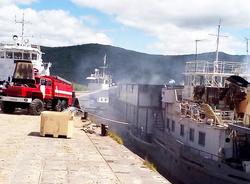 Возгорание баржи на базе «Штурман»