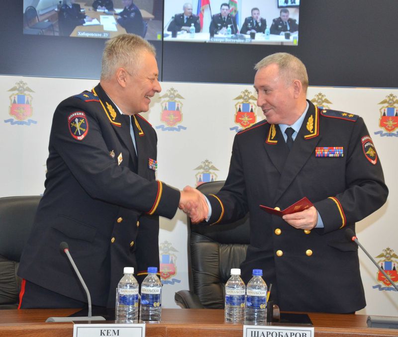 Начальник главного управления на транспорте МВД России Дмитрий Шаробаров и новый начальник управления на транспорте МВД России по Дальневосточному федеральному округу Александр Кем (слева)