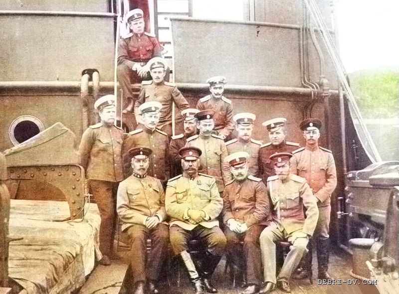 На фото - кают-компания военного транспорта «Шилка», июль 1910 г., Шантары.
Слева направо: 1-й ряд.: ст. сов. К.А. Лакшевиц, инж. ген. П.Ф. Унтербергер, ком. «Шилки» кап. 2-го р. А.Н. Пелл, подпол. А.Н. Гудзенко; 2-й ряд: подп. П.С. Орлов, лейт., бар. Б.Г. Шиллинг, мичм. В.Ю. Зубржицкий, шт. кап. арт. В.Н. Айваз-Оглу, врач Б.П. Аристов, ст. оф. лейт. М.Н. Жеденов, ген. шт. кап. Н.И. Ефимов; 3-й ряд: мичмана - В.Н. Снарский, бар. В.В. Розенберг, Б.Н. Рыбалтовский. (нажмите, чтобы увеличить)