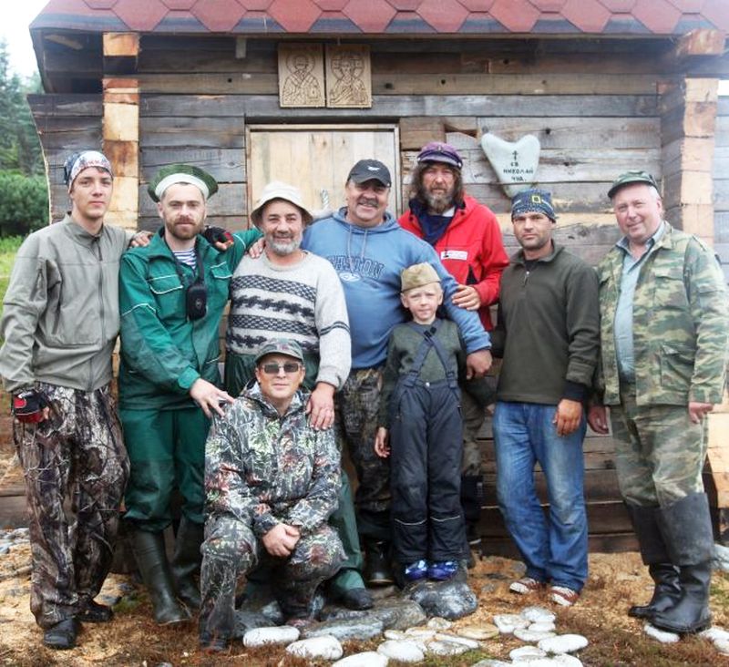 Участники строительства часовни на Шантарах, август 2012 г.