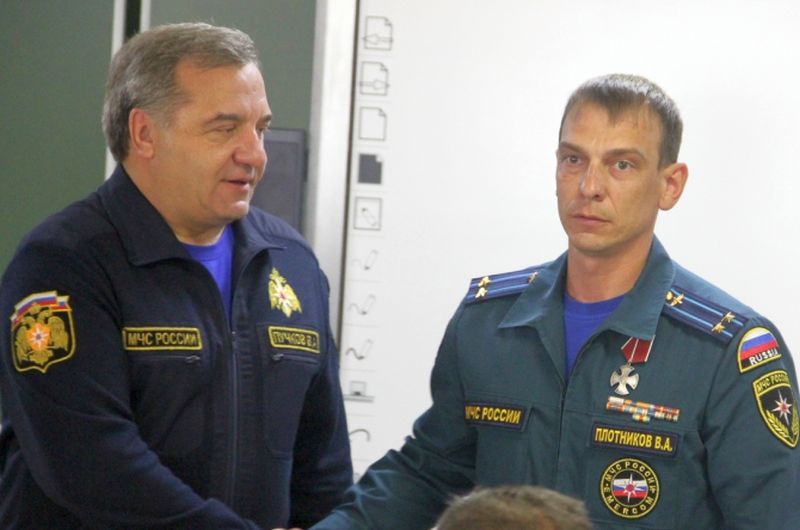 Глава МЧС Владимир Пучков вручил начальнику Хабаровского авиационно-спасательного центра МЧС России Виталию Плотникову (справа) Орден Мужества/ Фото МЧС России.