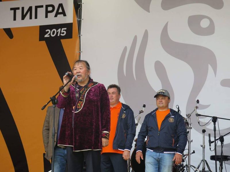 День тигра-2015 во Владивостоке. С микрофоном Павел Суляндзига, на заднем плане (слева направо) губернатор Приморья Владимир Миклушевский и мэр Владивостока Игорь Пушкарев.