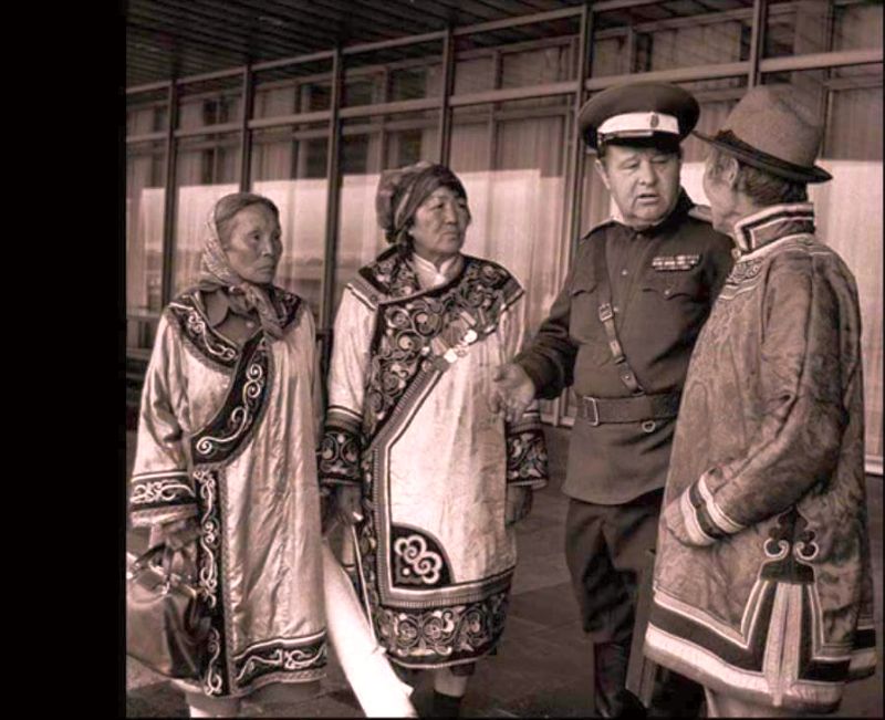 На пикетирование Белого дома во Владивостоке с нами приехали наши старейшины - бабушка Дуся Канчуга, бабушка Надя Адян и дедушка Сусан Геонка. На снимке они с атаманом уссурийских казаков, которые тогда помогали нам.