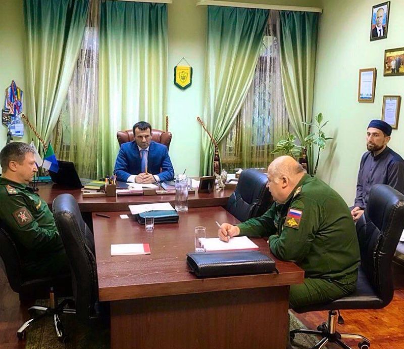 Встреча в представительстве правительства Республики Дагестан в Хабаровском крае: начальник управления обеспечения правопорядка и охраны Главного управления военной полиции Минобороны России Александр Попов, постпред Республики Дагестан в Хабаровском крае Бейдулах Исаев, заместитель командующего войск ВВО Анатолий Ладыженский, заместитель муфтия ДУМ ДФО Магомедрасул Гимбатов (слева направо).