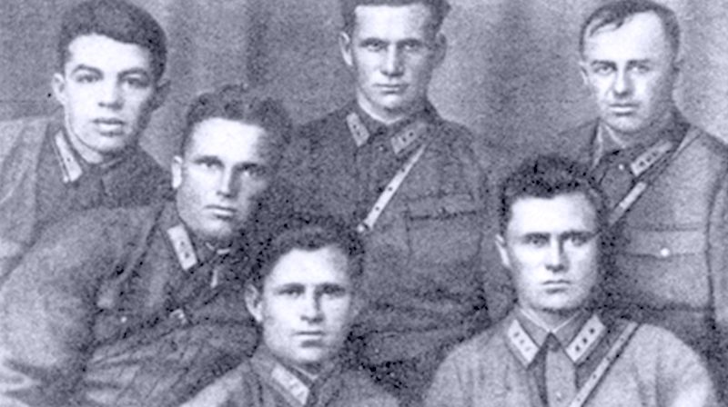 К.С. Анисимов - бортмеханик Каманина, затем Пивенштейна; П.А. Пилютов - бортмеханик  Молокова; представитель 1-й военной школы авиатехников им. Ворошилова воен-инженер 2-го ранга Мелков; А.К. Разин - старший техник отряда Каманина; М.А. Руковский - бортмеханик Ляпидевского, Г.В. Грибакин - борттехник Каманина.