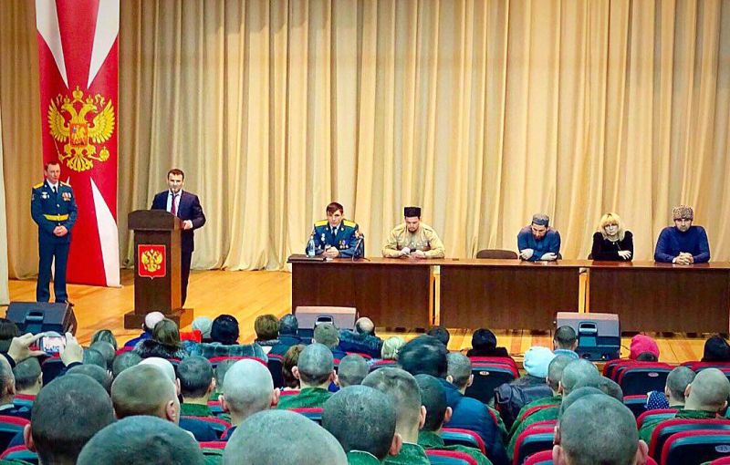 Постпред правительства Республики Дагестан в Хабаровском крае Бейдулах Исаев обратился к военнослужащим со словами напутствия, выразив надежду на то, что ребята с честью и достоинством будут служить в Росгвардии.