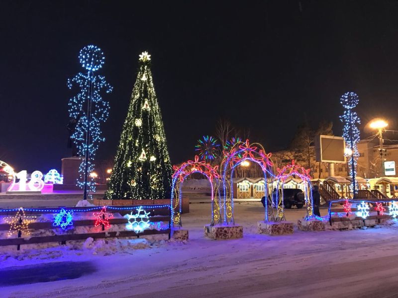 Южно-Сахалинск с новой ёлкой.