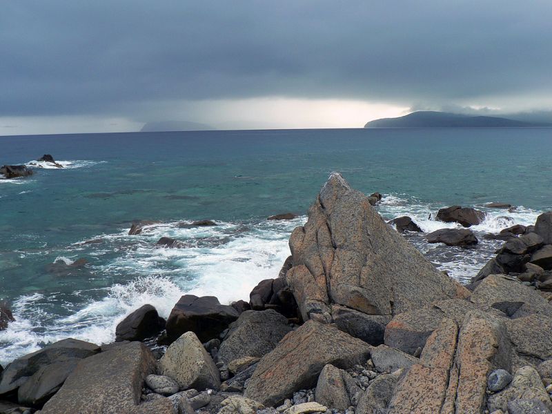 Море, как жидкое сало, медленно ворочалось в крутобоких берегах