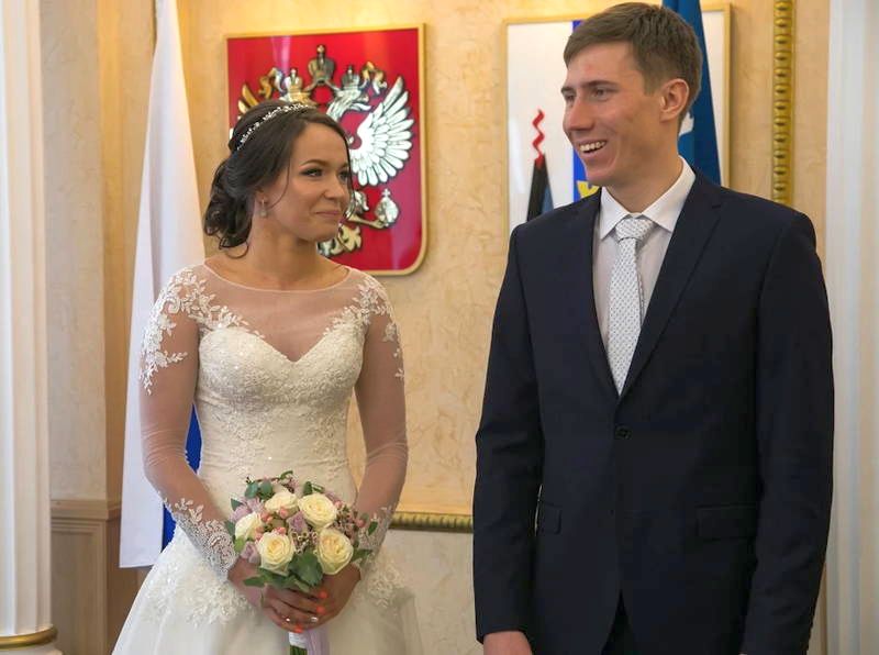 Узами брака решили связать себя член Олимпийской сборной России, горнолыжник Семен Денщиков и его избранница - участница Олимпиады-2014 в Сочи, скелетонистка Ольга Потылицына