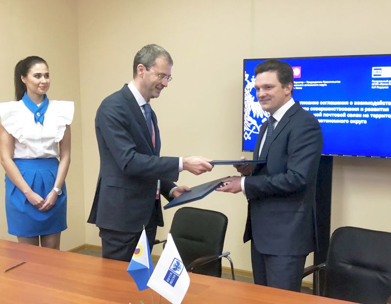 В рамках Российского инвестиционного форума состоялась встреча генерального директора Почты России Николая Подгузова (крайний справа) и губернатора Чукотского автономного округа Романа Копина