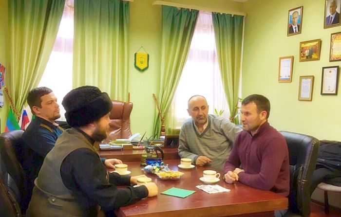 На встрече присутствовали представитель правительства Республики Дагестан в Хабаровском крае Бейдулах Исаев (крайний справа), муфтий Духовного управления мусульман Дальнего Востока при ЦДУМ России Ахмад хазрат Гарифулин (крайний слева), председатель правления Межрегиональной общественной организации «Дальневосточная Ассоциация народов Кавказа и Средней Азии» Махматгерей Яндиев и руководитель администрации ДУМ ДВ при ЦДУМ России Султан.