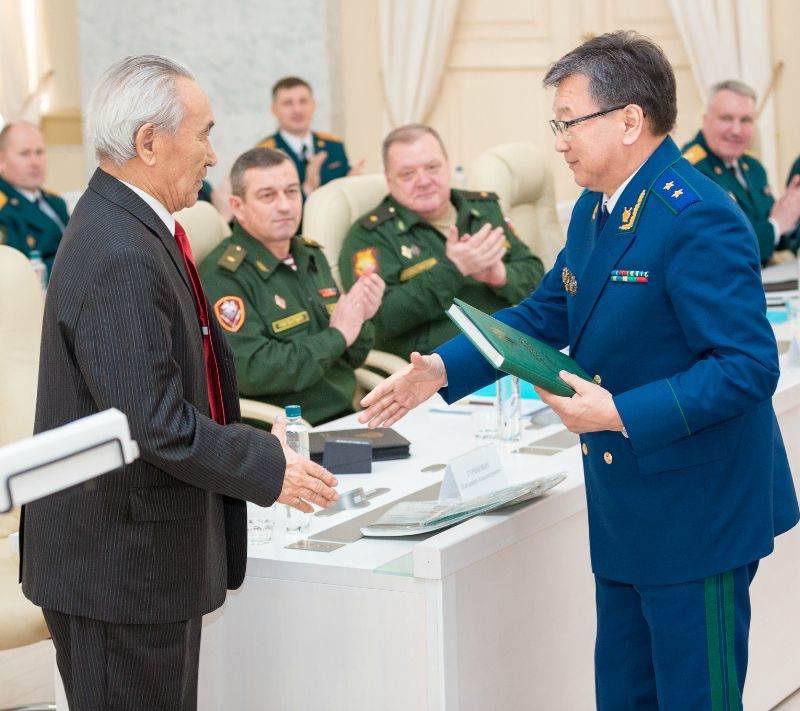 Экс-прокурор ДВО  генерал-майор юстиции в отставке Владимир Гуринович (слева) получил памятный сувенир и грамоту в знак признательности за весомый вклад в воспитание молодых прокурорских работников от заместителя Генерального прокурора РФ - главного военного прокурора Валерия Петрова