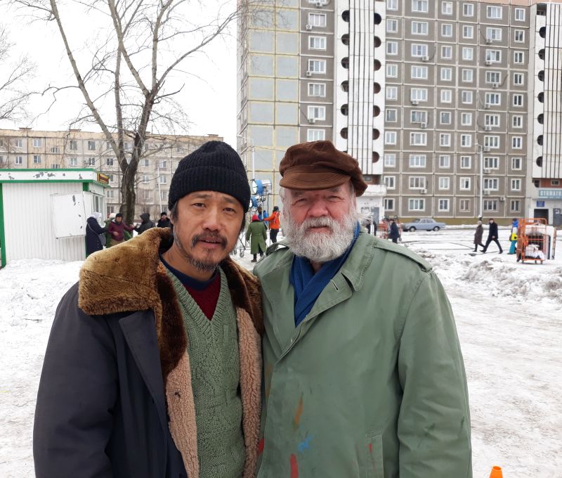 Писатель Владимир Иванов-Ардашев (справа) в образе уличного художника. Из архива автора. Хабаровск.