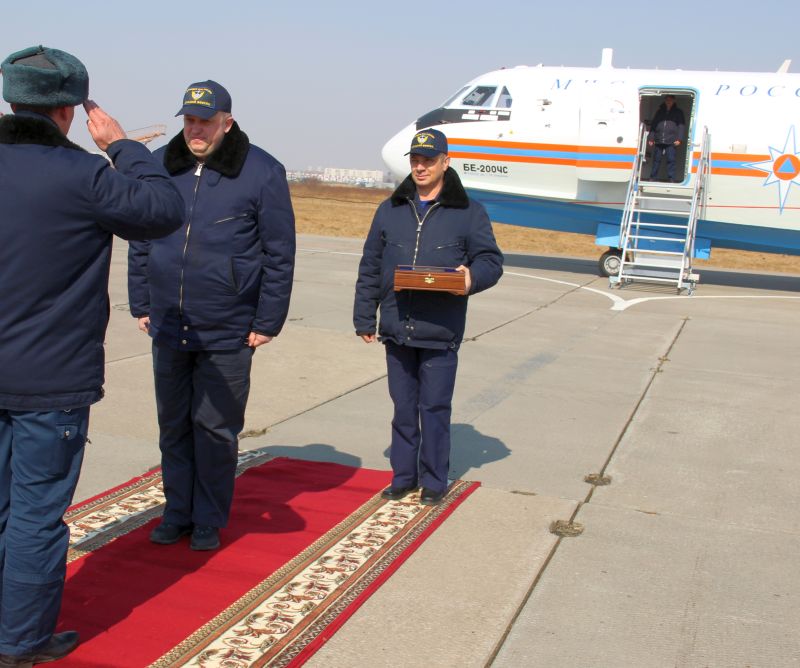 По сложившейся традиции в Хабаровске своих коллег на летном поле в торжественной обстановке встречал весь личный состав авиационно-спасательного центра МЧС России