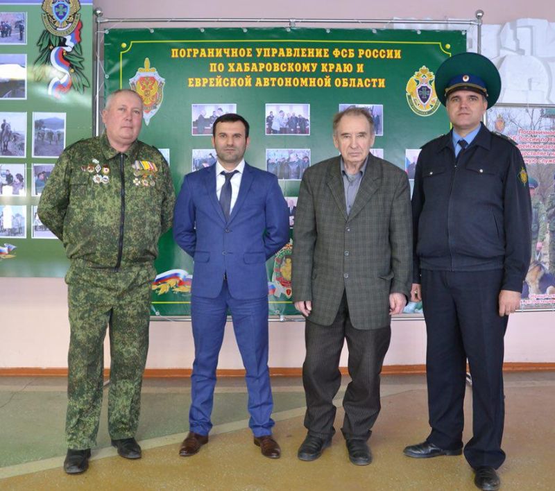 Режиссер фильма Александр Ничиков (на фото крайний слева) говорит, что все его фильмы создаются при участии дальневосточных ученых, краеведов и историков, основаны на исторических фактах