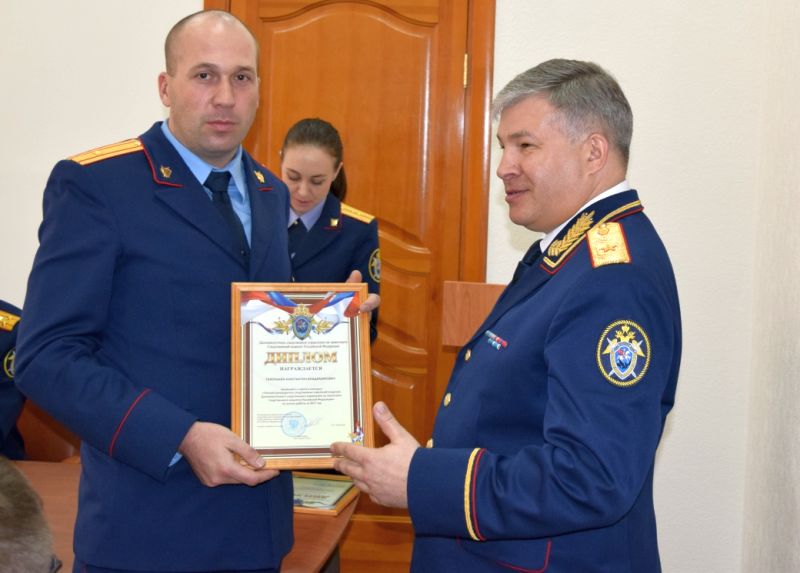 Диплом победителя с учетом достигнутых результатов работы вручен заместителю руководителя Комсомольского-на-Амуре следственного отдела на транспорте следственного управления Константину Тихоньких  (на фото слева) в номинации «Лучший руководитель следственных отделений (отделов) следственного управления». Вручил награду руководитель ДВСУТ СКР Сергей Помозов.