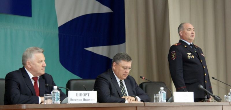 Статс-секретарь - заместитель министра внутренних дел РФ Игорь Зубов (в центре) отметил, что многолетний опыт руководства, в том числе подразделениями уголовного розыска, позволит новому начальнику краевого УМВД Дмитрию Ильичеву (справа) правильно оценивать криминогенную ситуацию в регионе